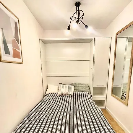 Apartment Tourism - In The Middle Of The Center